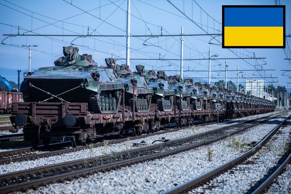 В Украину зашел состав с тяжелой бронетехникой из ЕС: на платформах десятки БМП M80A