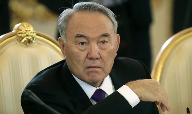 СМИ: Назарбаев летит в Берлин на переговоры с Меркель по Донбассу
