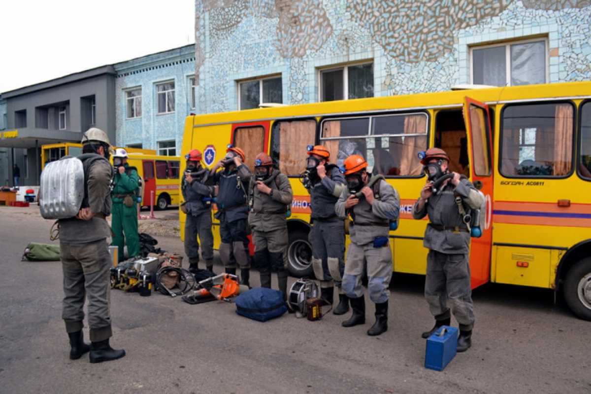 В Донецке третьи сутки горит шахта: спасатели опасаются мощного взрыва, много пропавших без вести