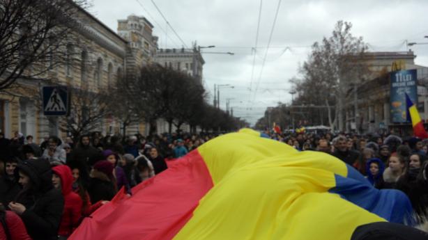 "Из Молдовы вон, Додон! Долой Москву!" - народ Молдовы вышел на акции протеста против избрания пророссийского политика президентом