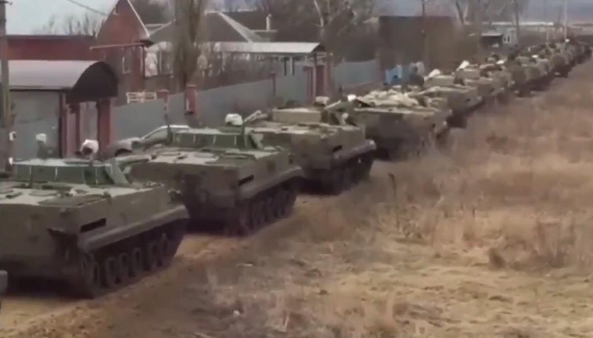 К Украине двигалась колона российской военной техники - в Сети опубликовали видео