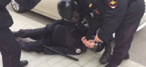 Під час антикорупційного мітингу в Москві невідомий нокаутував співробітника ОМОНу – відео