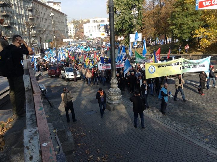 Митинг переселенцев из Донбасса в Киеве: люди укрылись "обiцянками" и "питаются" документами