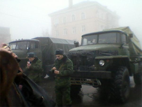 Очевидцы: в Красном Луче формирования ЛНР устроили военный парад 