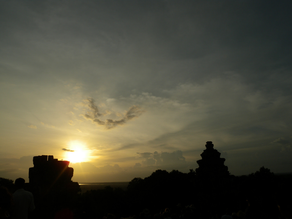 Необыкновенное явление: жители Камбоджи заметили в небе сверкающую энергетическую дугу – кадры