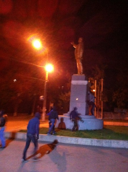 Их остается все меньше: В Харькове свергли еще двух Лениных