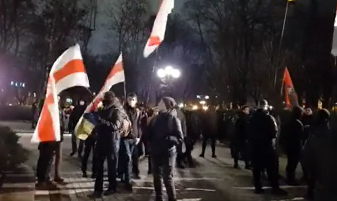 С флагами оппозиции Беларуси и баннерами Кремля: как в Киеве прошел марш ко дню рождения Степана Бандеры