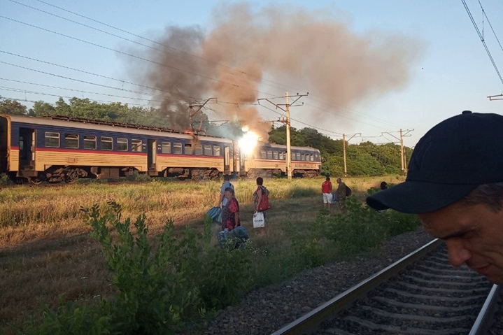 Под Днепром электричка загорелась в пути: испуганные пассажиры выпрыгивали из вагонов на камни - кадры
