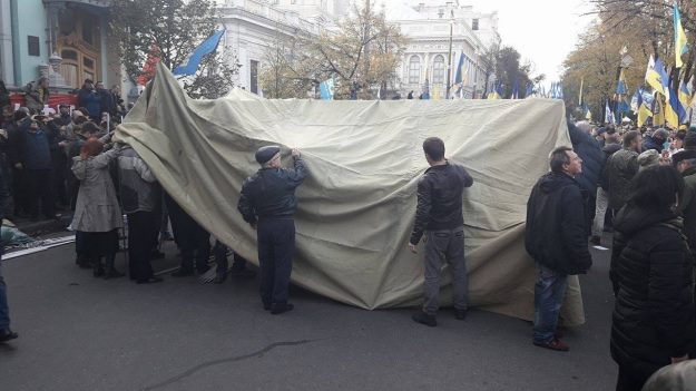Протест продолжается: под стенами Верховной Рады активисты начали устанавливать палатки: в Сети появились эксклюзивные кадры