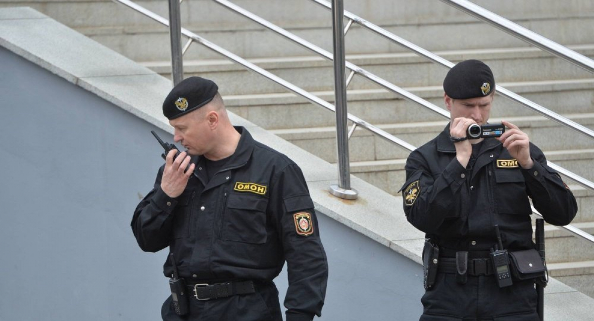 В Минске силовики обстреляли жилой дом - соцсети сообщили подробности "зачистки"