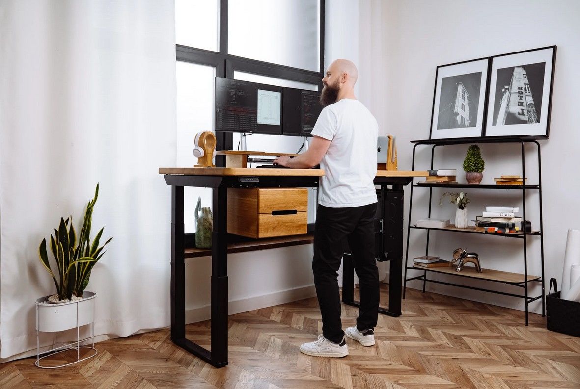 Чи має сенс електричний стіл з регулюванням висоти, якщо немає світла? 