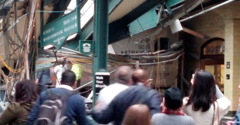 В американском штате Нью-Джерси поезд врезался в здание вокзала - ранено более ста человек (кадры)