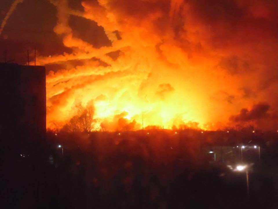 Взрывы на крупнейшем складе боеприпасов в Балаклее: трасса на Харьков забита машинами, люди провели ночь в подъездах и подвалах