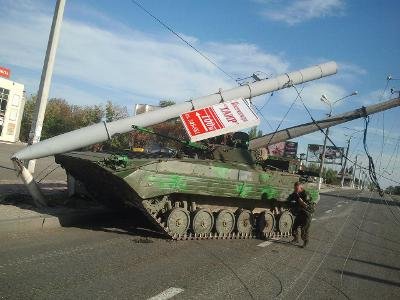 В центре Луганска российские оккупанты на БМП снесли столб: соцсети показали фото