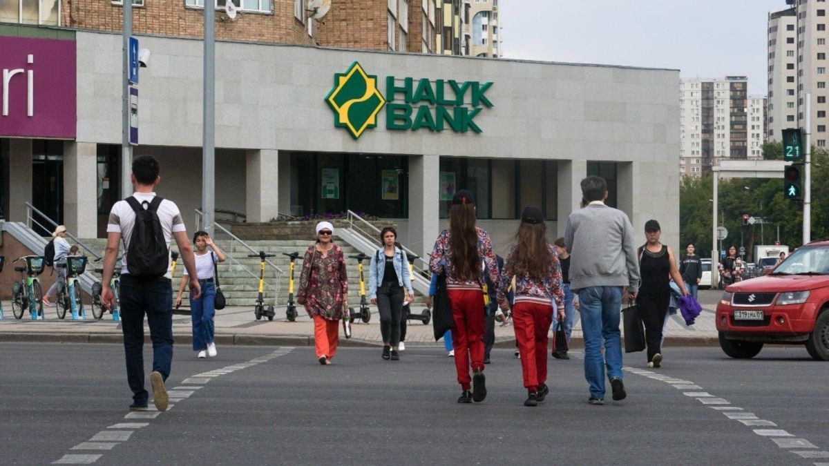 Контроль за санкциями: банки Казахстана массово отказывают российским покупателям в приеме переводов