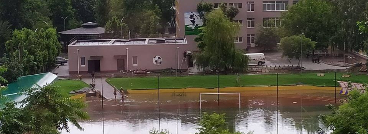 В Одесской области затопило стадион, который открывал Зеленский: "Ковры раздулись и поплыли..."