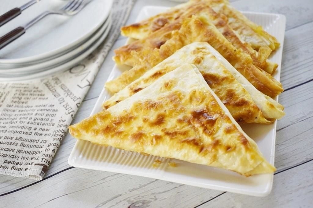 Необычный завтрак на скорую руку: рецепт блюда из лаваша с сырной начинкой  