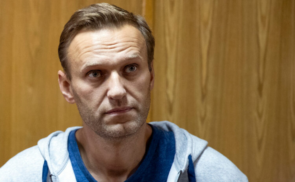 ​Видео, откуда Навальный получил стакан чая в аэропорту Томска: "Никто не знал, чей напиток"