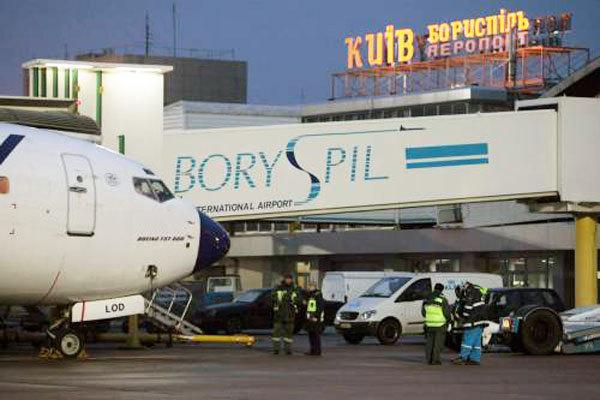 Порошенко прибыл в Борисполь для встречи Надежды Савченко. Кортеж президента заехал прямо на взлетную полосу