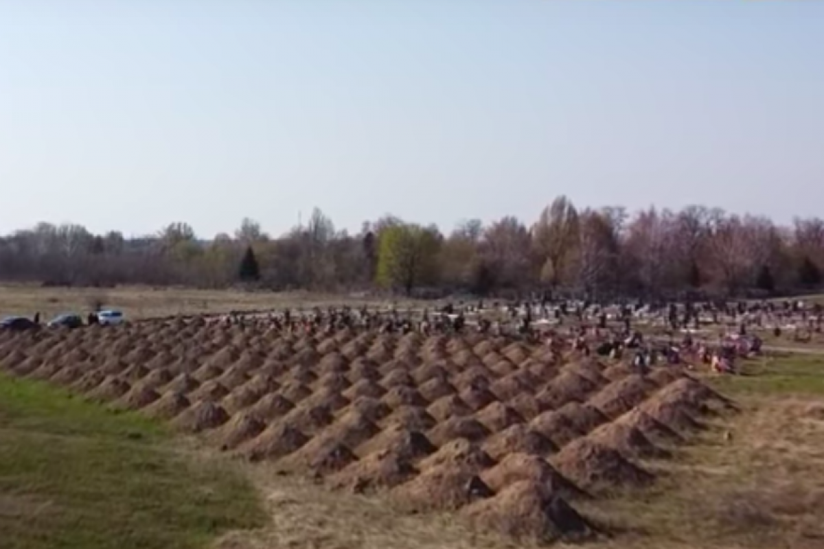Кладбище в Днепре с 600 свежими могилами показали на видео - город готовится к худшему сценарию
