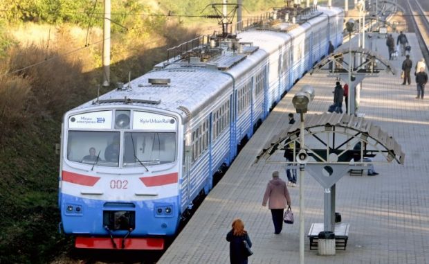 В Киеве люди из-за электрички перекрыли железную дорогу: подробности инцидента
