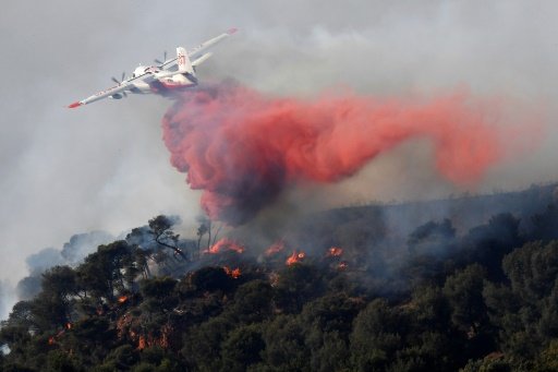 Огонь вышел из-под контроля и добрался до Марселя: пожарные не могут остановить крупнейший лесной пожар во Франции 