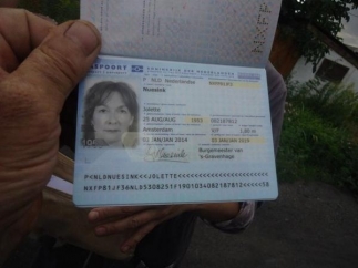 На месте крушения "Боинга-777" нашли паспорт гражданки Голландии