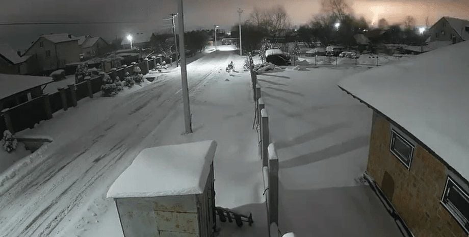 Летела со скоростью 13 тыс км/ч: армия РФ атаковала Львов, вероятно, ракетой "Орешник"