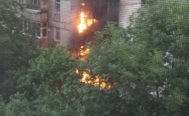 В Донецке еле потушили сильный пожар в многоэтажке: первые кадры, есть пострадавшие