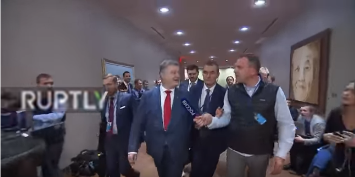 Появились кадры, как Порошенко зашел в "туалет" под названием "переговорная комната МИД России"