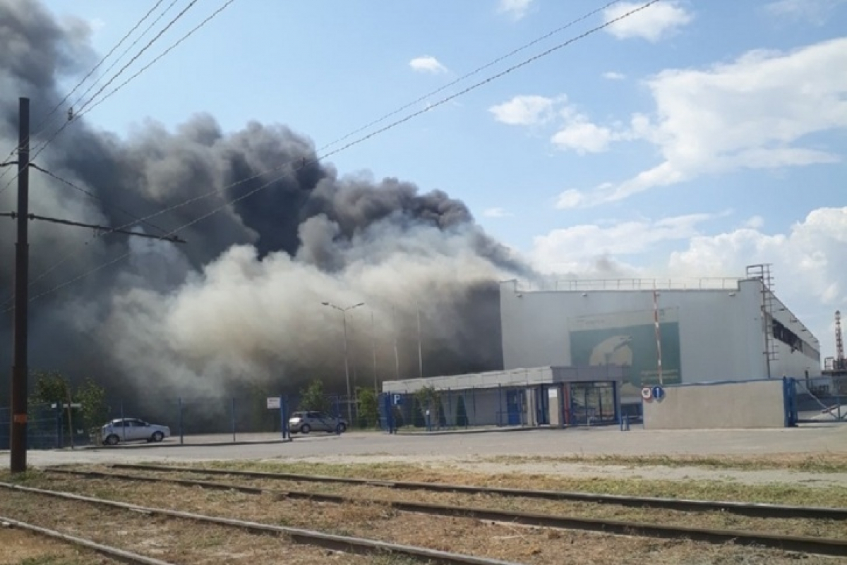 ​В Волжском после "хлопков" на заводе вспыхнул пожар - 75 тысяч кв. метров в огне, город в дыму