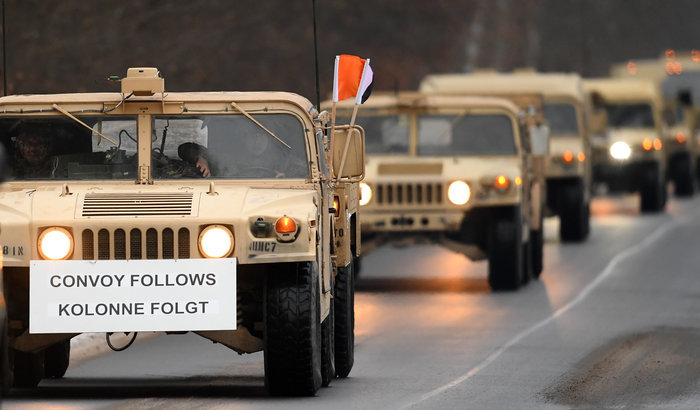 Кремль в панике: НАТО перебросил тысячи танков и бронемашин поближе к границе с Россией