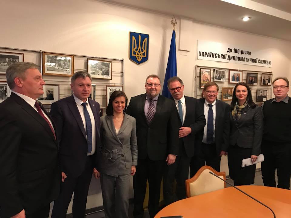 Инвесторы идут на Донбасс, несмотря на АТО: Канада поможет Луганщине стабилизировать подачу элетроэнергии и работу линий е-передач
