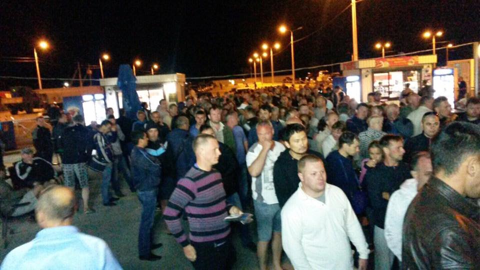 Очередь на Керченской переправе в Крыму: сотни людей стоят на солнце