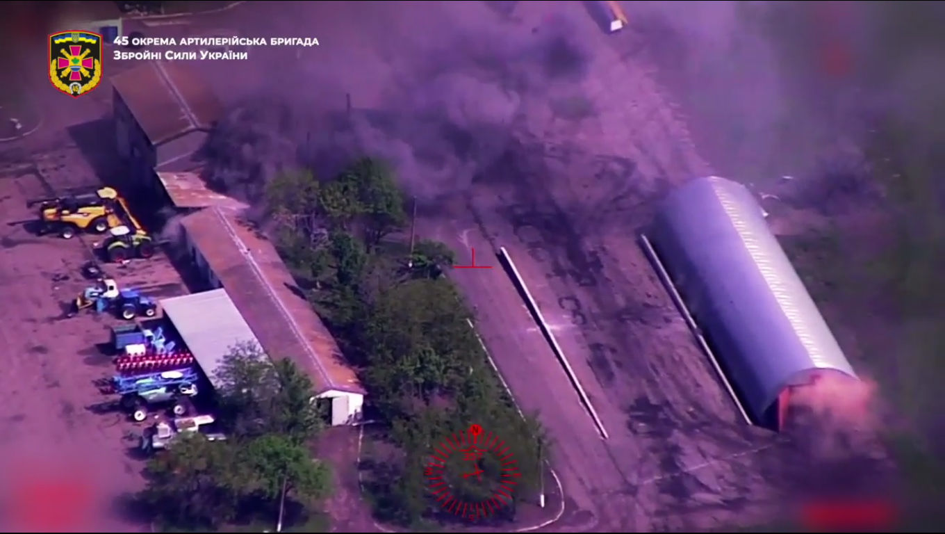 ​От украинских артиллеристов спрятаться невозможно: 45-я ОАБр уничтожила вражескую технику в ангаре