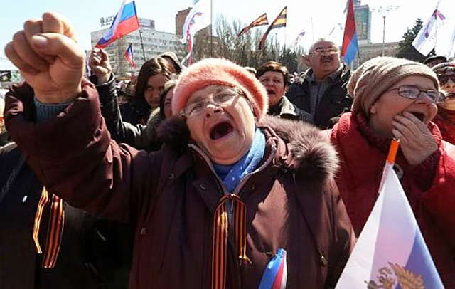 Пенсионеры из оккупированного Луганска признаются в любви к гривне и называют российские рубли водой, которая быстро утекает