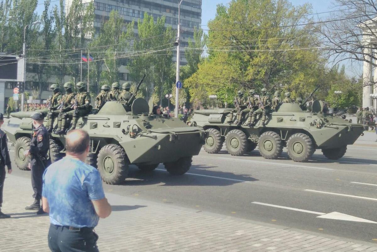 Захарченко лучше бы помог голодающим ветеранам, а не портил асфальт: жители Донецка возмущены парадом 9 мая 