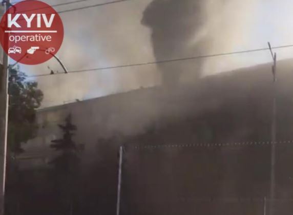 Все было в дыму: мощное пламя в Киеве охватило новый телеканал одиозного Мураева - фото