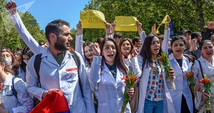 "Бархатная революция" в Армении переходит на новый уровень: вслед за военными на улицы массово вышли студенты ведущих вузов – мощные кадры