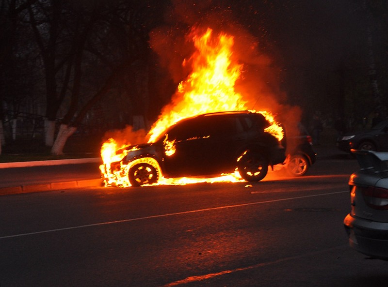 В Киевской области неизвестные сожгли два автомобиля "айдаровцам", идущим на выборы