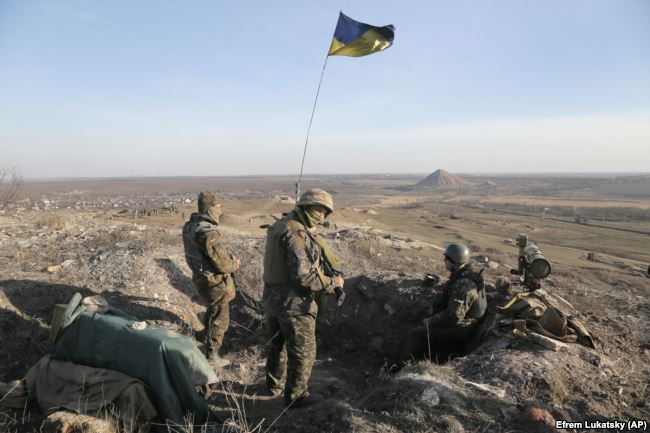 "За три года, в условиях войны, Украина отстроила свои военные силы, превратив их во вторые по величине в Европе", - журналист назвал конфликт на Донбассе "настоящей войной", а "Минск-2" - фарсом