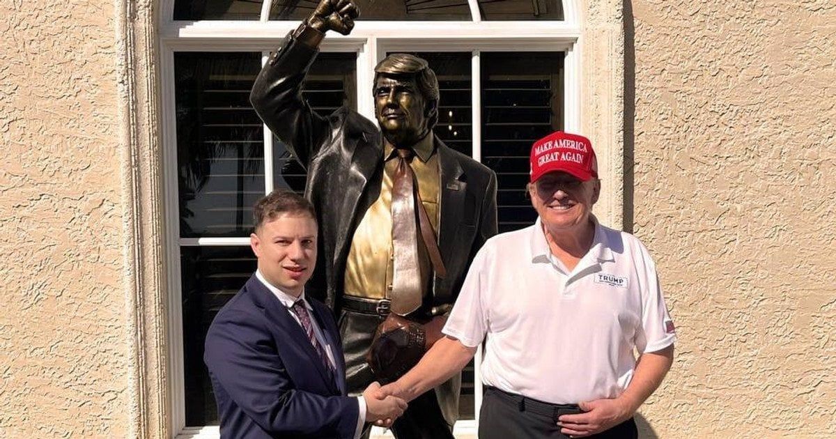 З'явилися кадри, як Трамп відкриває пам'ятник самому собі та "сяє від гордості"