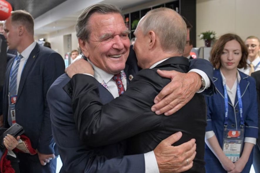 ​"Я сказал ему это", - друг Путина Шредер назвал "фатальной ошибкой" вторжение РФ в Украину