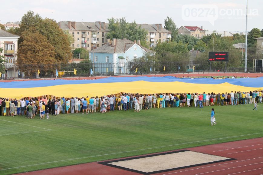В Артемовске развернули самый большой в мире флаг Украины