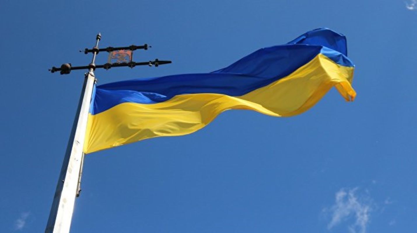 Под Посольством РФ в Киеве установили 150 украинских флагов – детали масштабной акции