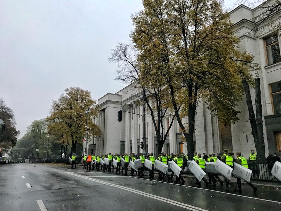 Проход только через металлические рамки: в центр Киева из-за акции Саакашвили стянуты сотни полицейских и нацгвардейцев, а ВР окружена "двойной цепью" силовиков - кадры