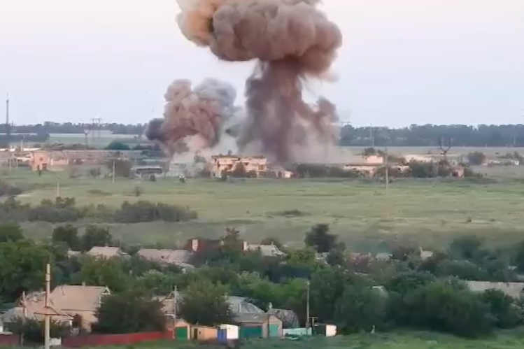 ​"ДНРовцы" с дикими криками ударили по Марьинке сверхмощными российскими ракетами УР-83: кадры преступления