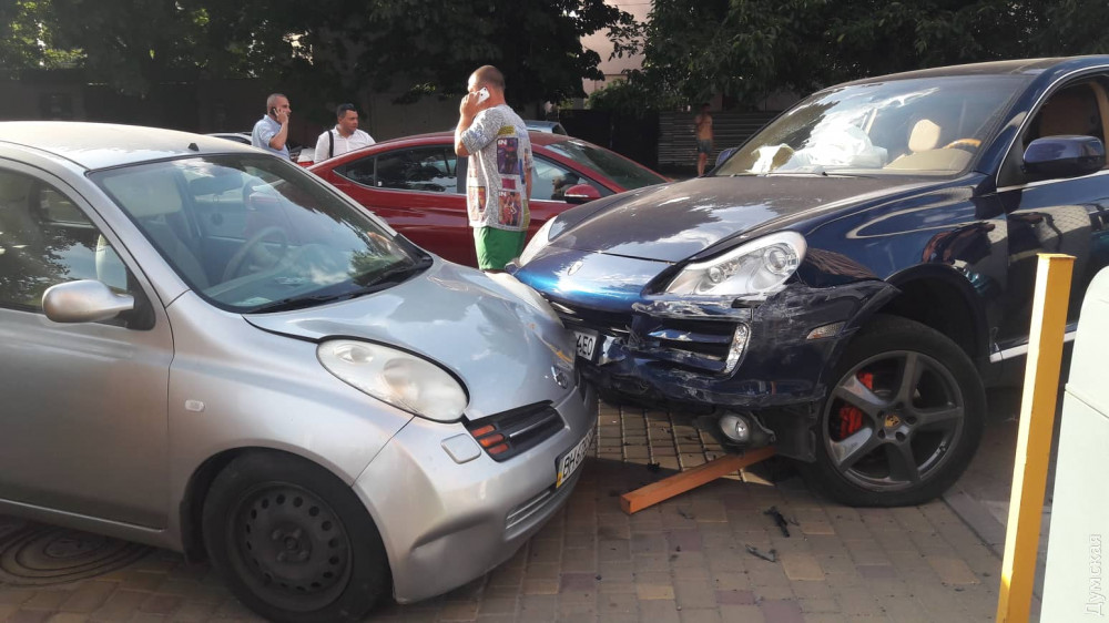 В Одессе пьяный адвокат на "Кайене" протаранил 4 машины и чуть не убил двух маленьких детей - кадры