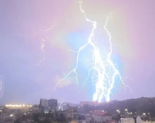 У Мережі з'явилося відео потужного удару блискавки по трансформаторах у Львові
