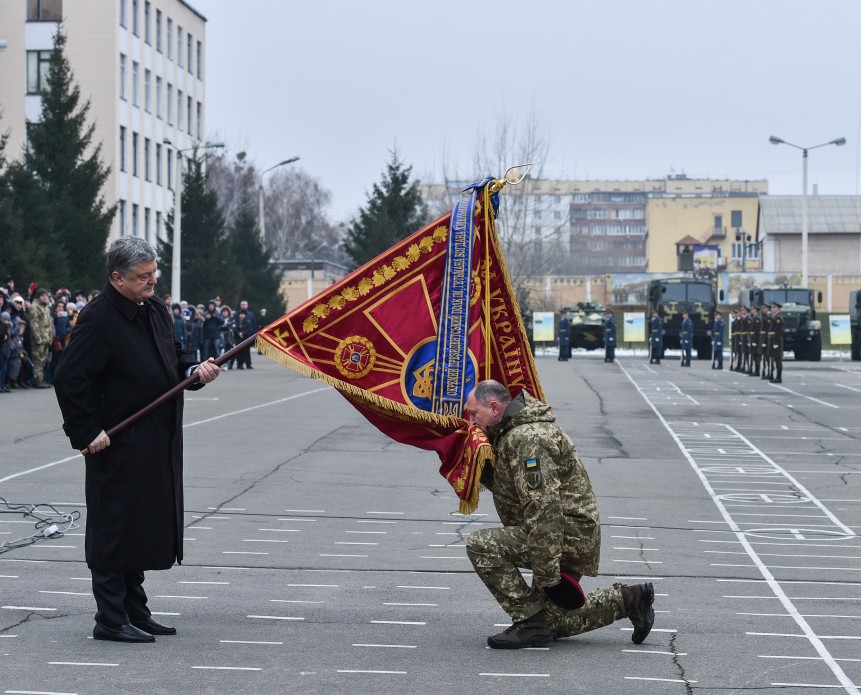"Мы обязательно победим в этой войне", - Порошенко присвоил президентскому полку имя главного казацкого предводителя Запорожской Сечи